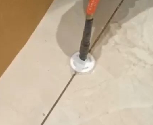 武安瓷砖空鼓维修公司专业解答瓷砖在铺贴过程中，如果没有涂抹均匀到位的粘结材料（如水泥砂浆或瓷砖胶），可能会导致以下问题